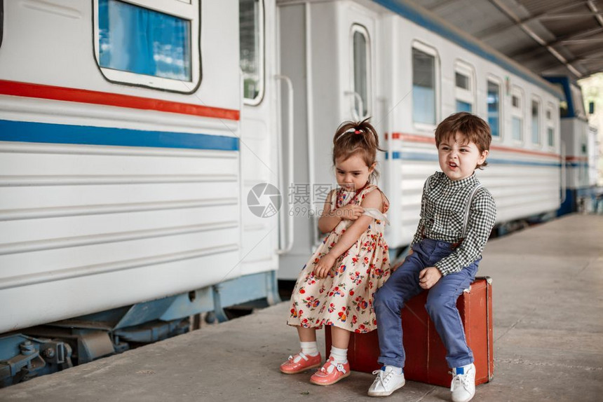 爱在小火车站穿着旧衣服和式手提箱的男女小孩和少子再见图片