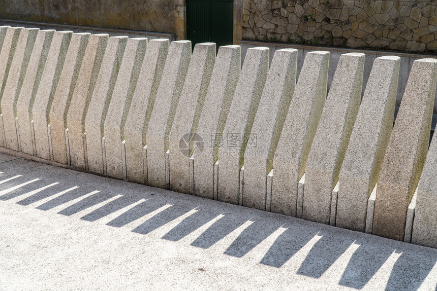 现代栅栏由花岗岩石制成西班牙复空间隐私邮政建筑的图片