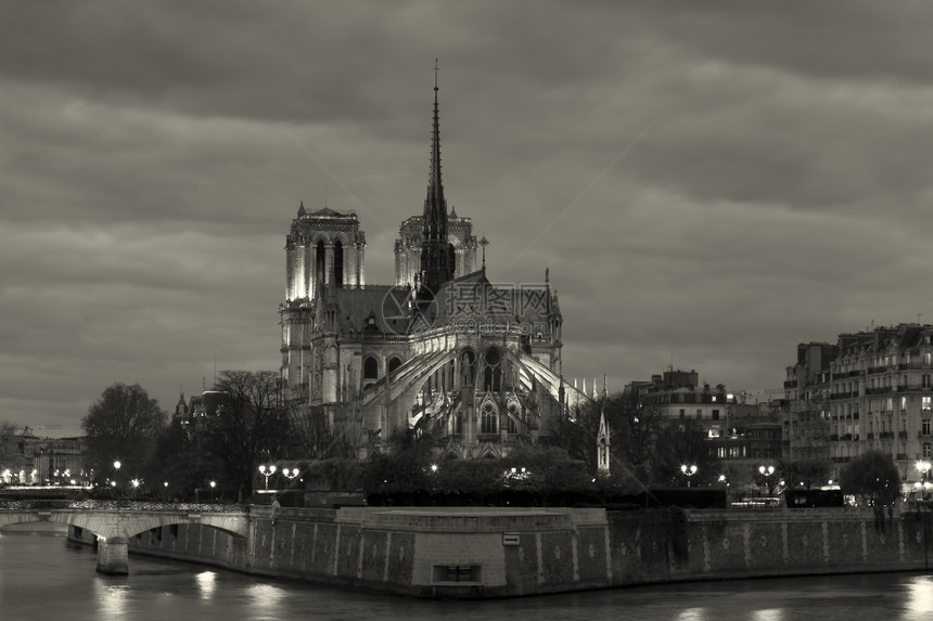 夜晚黄昏旅游的法国巴黎伊莱德兰西大教堂图片