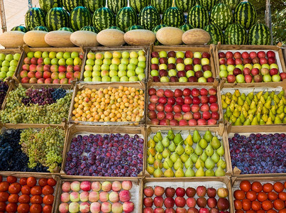 蔬果店摆放整齐的水果高清图片