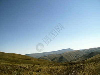 明亮的直爬坡道白天高加索景观和秋天自然日光图片