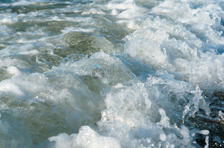 风景加里宁格勒海浪与白色泡沫海浪与白色泡沫的海浪降低图片