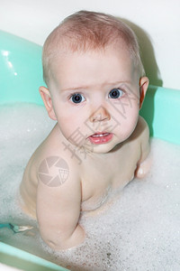 在室内水小宝洗澡的搞笑表情小宝洗澡脸背景图片
