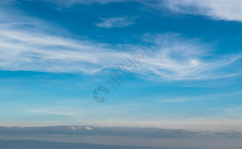 云景蓝色天空对抗柔软的白云美丽自然彩背景明亮的高图片