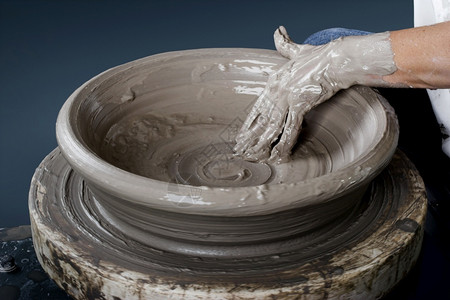 工匠手陶器更贴近的图片一个陶艺人工作股价轮图片