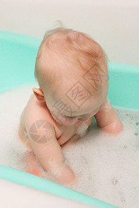 喜悦吸引人的有趣小宝仔细地洗澡小宝个澡家图片