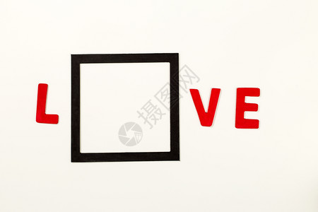 白色背地上的红字词符和黑正方形卡片桌子背部图片