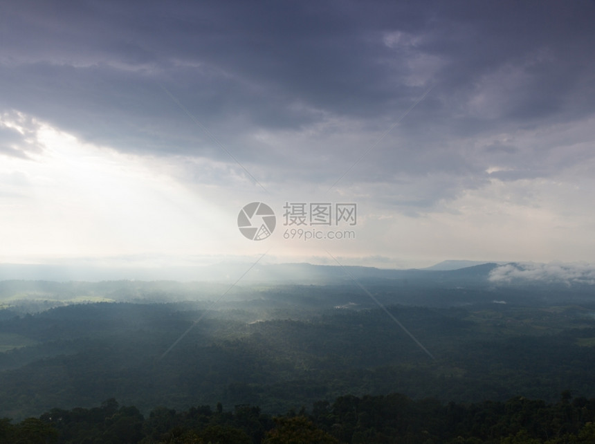 日光照耀着云彩吹入山丘和森林雾笼罩的山岳和树木蒙户外季节图片