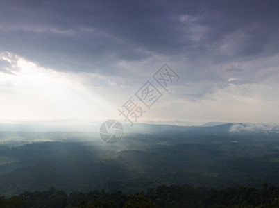 日光照耀着云彩吹入山丘和森林雾笼罩的山岳和树木蒙户外季节图片