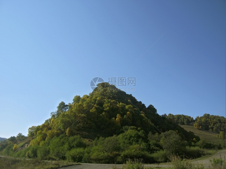 白天的高加索景观和秋天自然日光空高加索人闪亮的图片