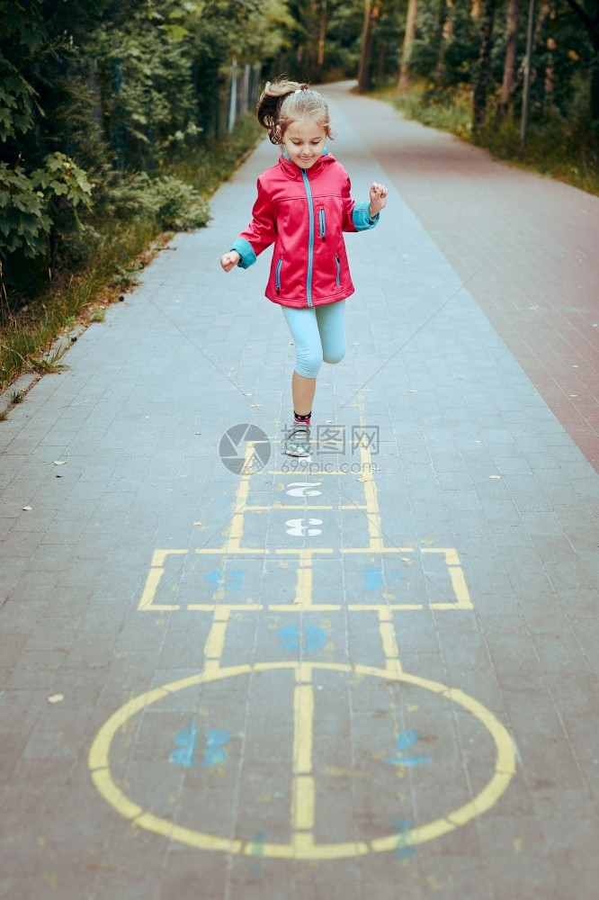 在户外玩耍蹦跳的小女孩图片