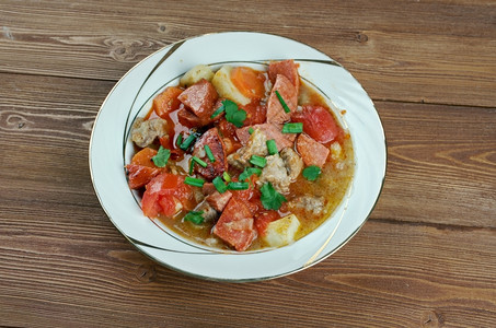 烘烤的Lapskaus挪威肉食和蔬菜制作的食物健康图片