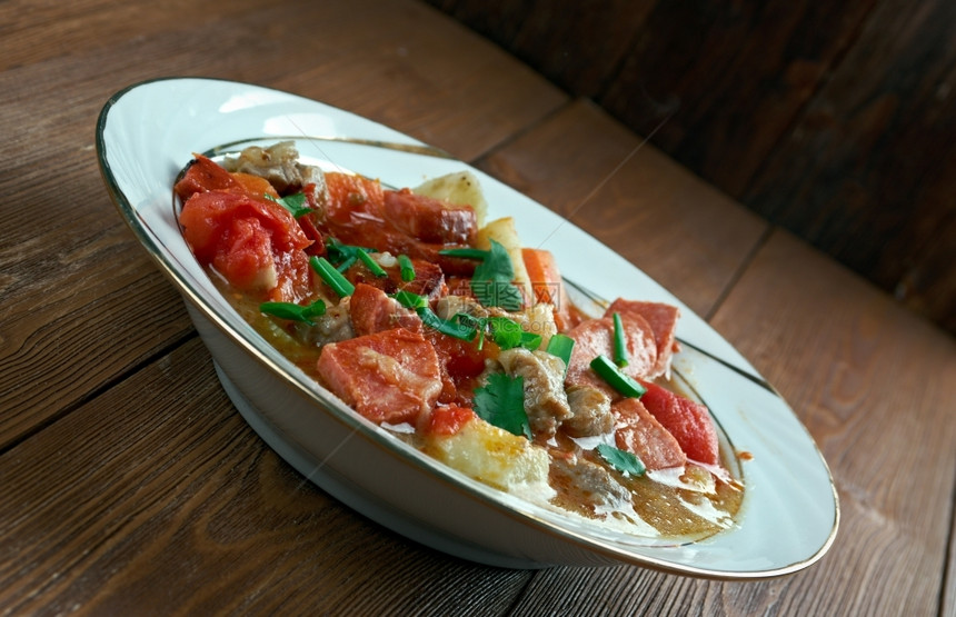炖肉晚餐Lapskaus挪威肉食和蔬菜制作的热图片