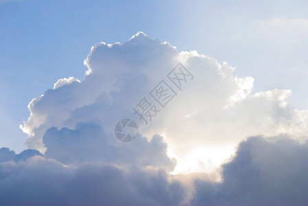 蓬松纯白的云有神秘阳光天美丽背景图片