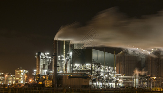 工厂晚上化炼油和大量烟雾风污染图片
