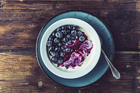 健康早餐酸奶配蓝莓和木头酱汁水平的乡村早晨图片
