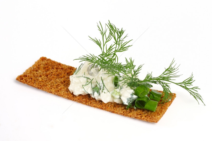 品尝纤维美味的脆面包夹着干酪和香肠在白背景上被孤立卡路里图片