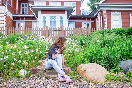 洋甘菊金发女孩小在院子里摘花小金色女孩在一片充满甘菊的草地上摘花颜色图片