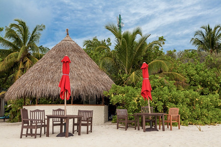 建造马尔代夫热带天堂海滩上的小酒吧屋脚步背景图片