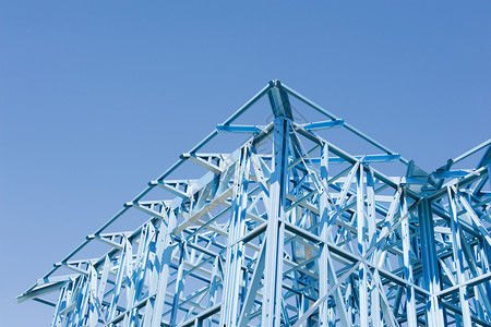 金属屋面铁新的住宅建筑家用金属制成蓝色天空以对抗蓝螺柱交易背景