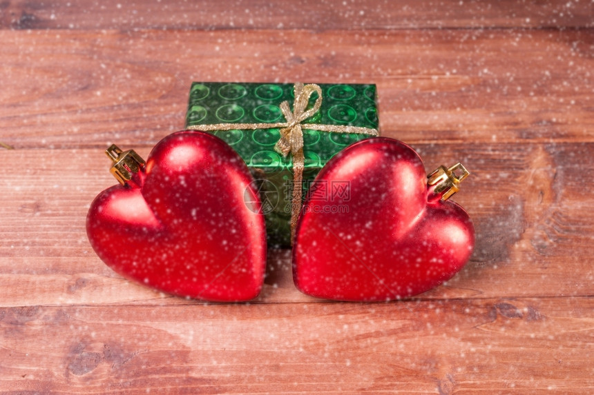圣诞节华丽的盒子带两颗红心的礼盒木制背景上的圣诞装饰品木制背景上带两颗红心的礼盒图片