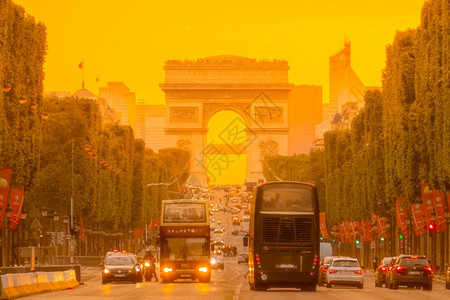 地标法语匆忙国对巴黎TriumphalArch的CampsElysees和巴黎ChampsElysees的频繁交通背景图片