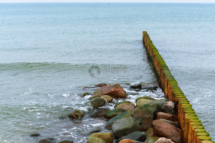 海中的防波堤附近的海石防波堤附近的海石中防波堤石头景观靠近图片