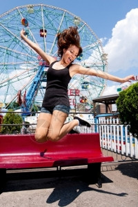 在康尼岛嘉年华狂欢节主题公园的奇幻轮上和多彩的棒糖一起跳吃美丽乐趣图片