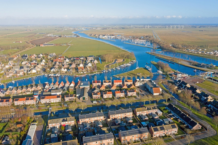 来自荷兰IJsselmeer的港口和城市斯塔沃伦航空支撑行码头图片
