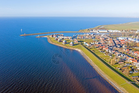 旅游湖来自荷兰IJsselmeer的港口和城市斯塔沃伦航空风景图片