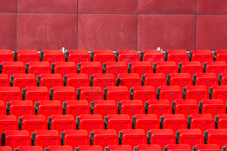 剧院的红椅子很多坐颜色户外背景图片