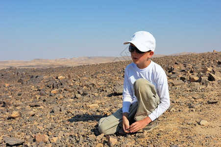 温度以色列独特的弹坑MakhteshRamon的石块高沙漠图片