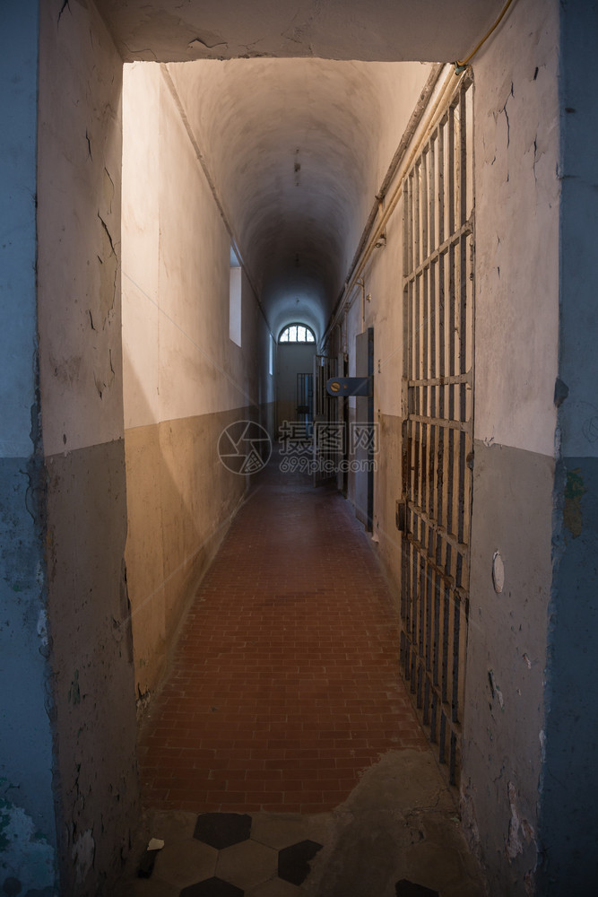 门一种长的走廊和监狱白色破旧墙壁长的走廊和监狱白色破旧墙壁优质的图片