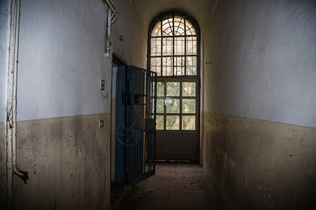 金属黑暗的长走廊和监狱白色破旧墙壁长的走廊和监狱白色破旧墙壁刑事图片
