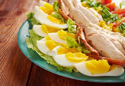配料CobbSalad多彩的心菜沙拉配有培根鸡肉煮蛋玉米叶子火鸡图片