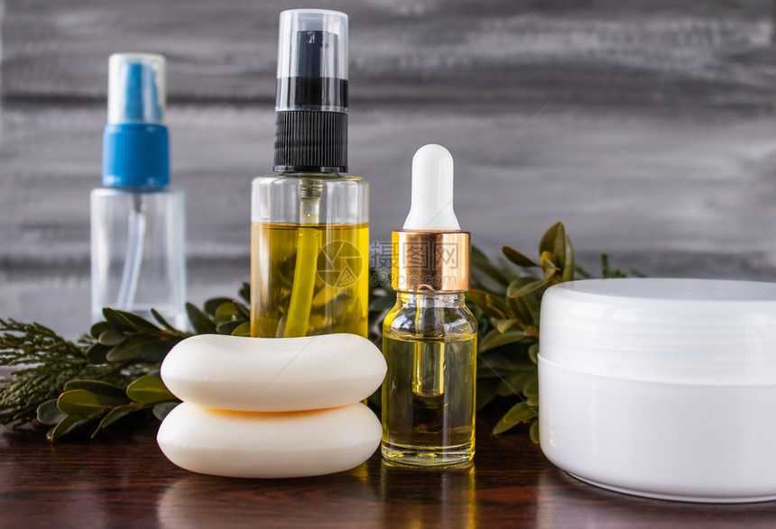 桌子草油和药用肥皂和奶油新鲜的前景图片