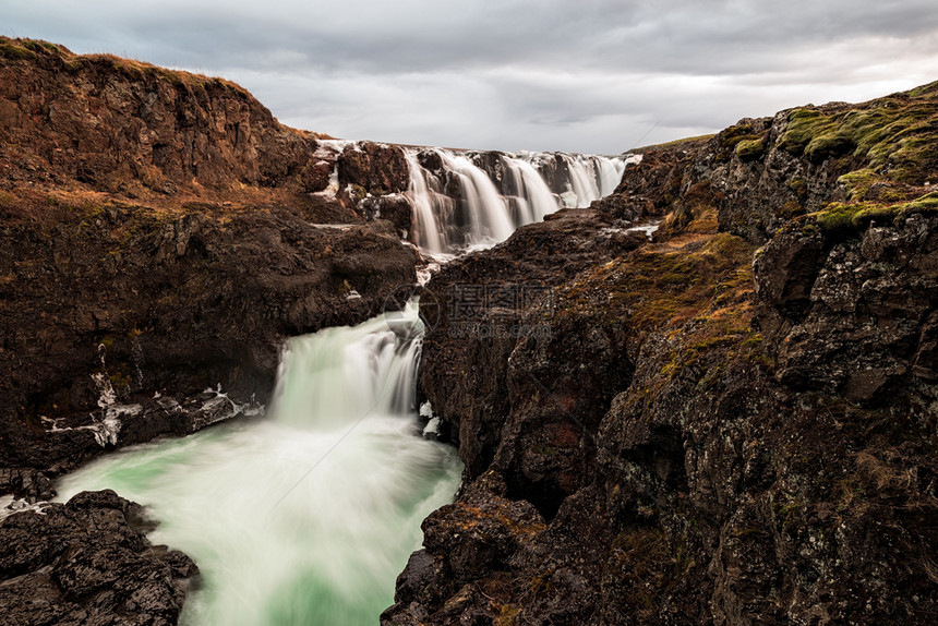 流动的莫比代利力量Kolugljufur冰岛在一天多云的里Kolugljufur瀑布图片