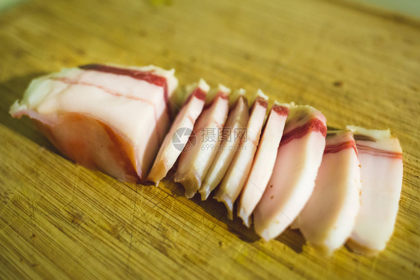 不良美味的木板上咸猪油培根片木板上的咸猪油培根片小吃图片