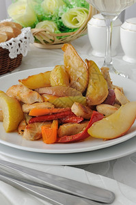 鸡肉沙拉配有甜辣椒和焦糖梨烹饪胡椒蔬菜图片