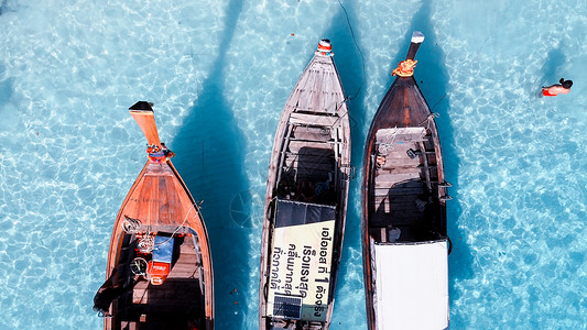 水传统的亚洲长尾船泰国大洋上多彩木制船只的空中观察高清图片