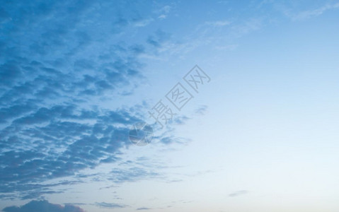 场景清晨云空早太阳光照耀天空云朵晚上田园诗般的图片