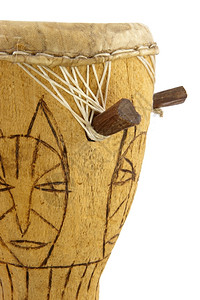 音乐非洲人手从树干上雕刻的非洲鼓装饰像猫一样的脸在紧闭中图片