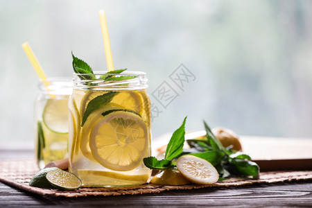 可口冷柠檬和夹在透明玻璃中的柠檬冷和夹饮料乡村图片