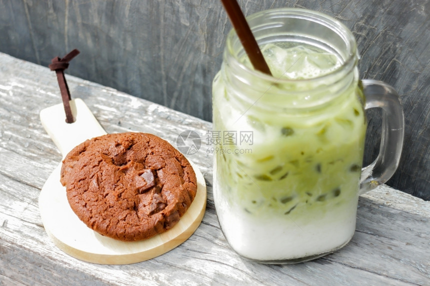 牛奶食物甜的绿茶拿铁巧克力饼干股票照片图片