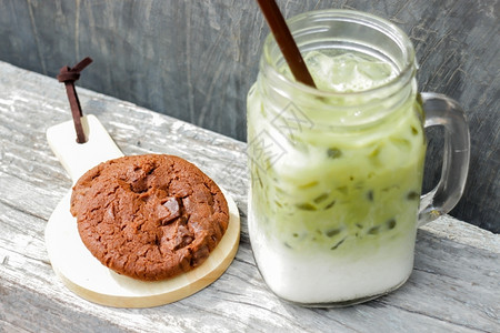 牛奶食物甜的绿茶拿铁巧克力饼干股票照片图片