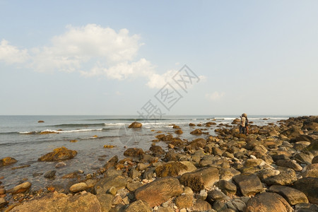 大西洋岩石海岸崎岖不绝的大西洋之景海浪股票季节图片