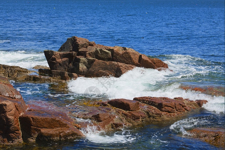 海浪洛基大西洋岩石海岸崎岖不绝的大西洋之景多岩石的图片