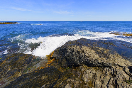 夏天大西洋岩石海岸崎岖不绝的大西洋之景岛多岩石的图片