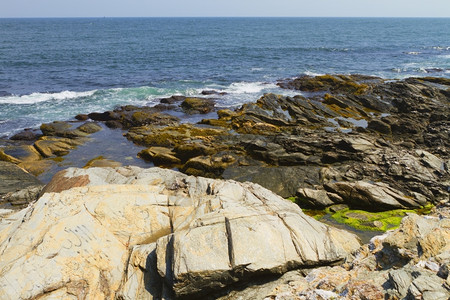 多岩石的美丽大西洋岩石海岸崎岖不绝的大西洋之景美丽的图片