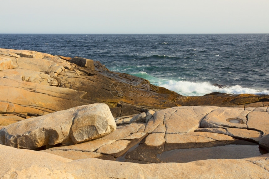 季节奥尔洛夫大西洋岩石海岸崎岖不绝的大西洋之景海浪图片